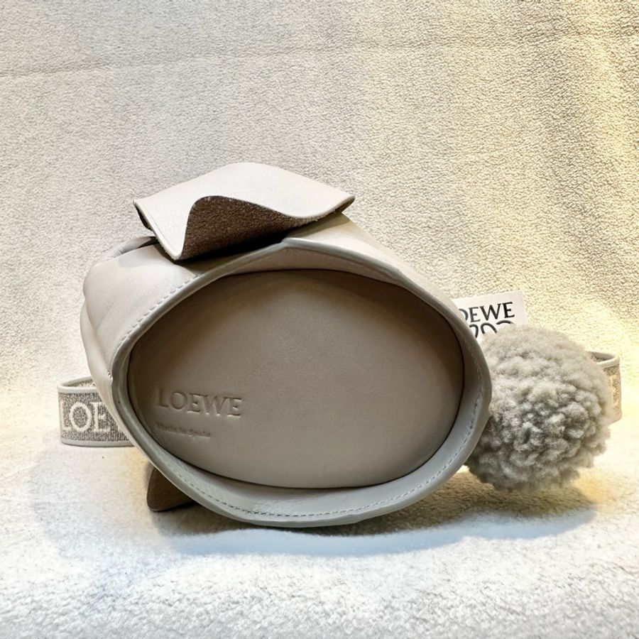LOEWE BUNNY BAG品牌LOGO壓印兔子造型小牛皮肩背/斜背包(灰色)-7