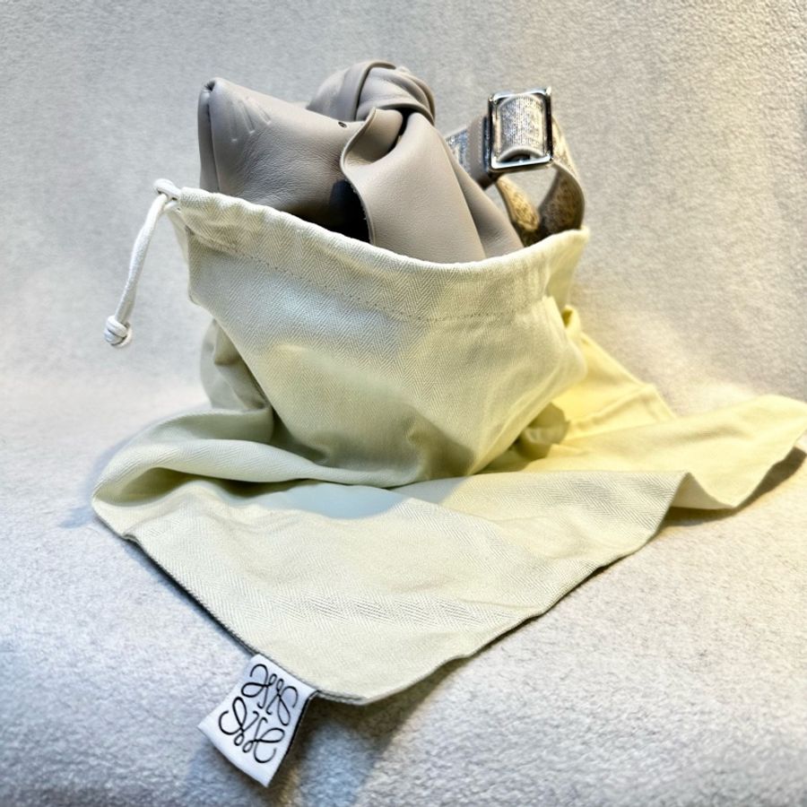 LOEWE BUNNY BAG品牌LOGO壓印兔子造型小牛皮肩背/斜背包(灰色)-11