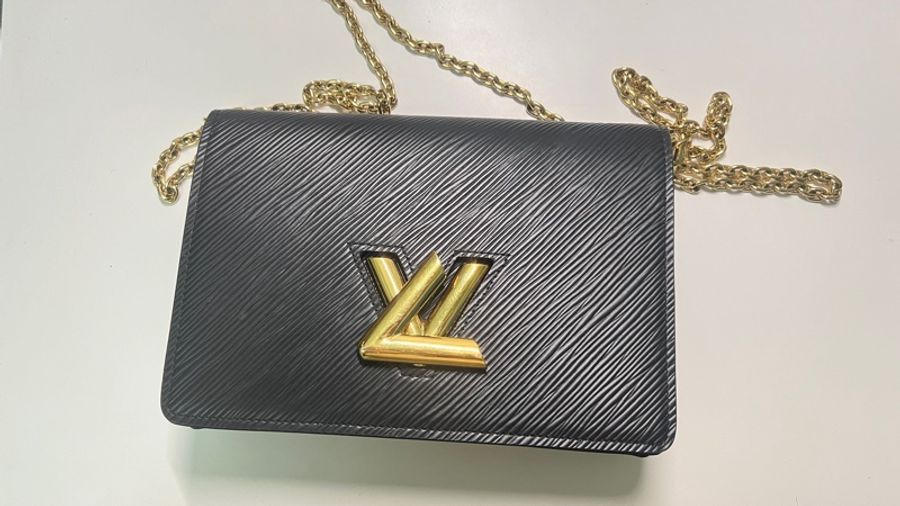 LV Twist woc (TWIST腰帶鏈帶錢包)-1
