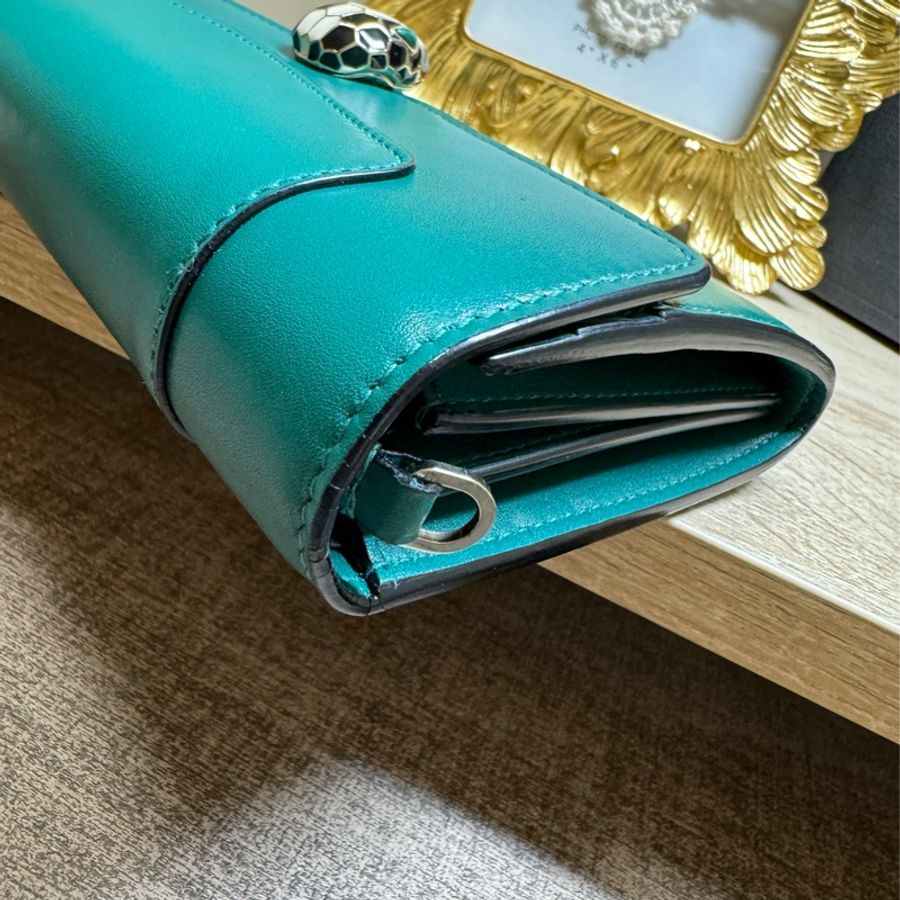 BVLGARI 寶格麗Serpenti系列小牛皮琺瑯蛇頭釦環金鍊撞色長夾(綠X紫)-13