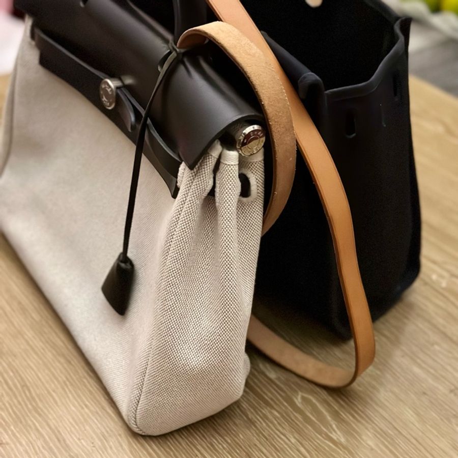 #Hermes #Herbag 31 ·#經典黑 x #熊貓配色‼️ 絕版中古款 多種背法一次滿足😍-7