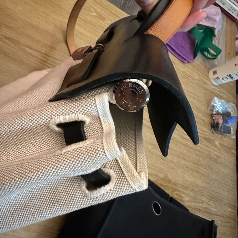 #Hermes #Herbag 31 ·#經典黑 x #熊貓配色‼️ 絕版中古款 多種背法一次滿足😍-17