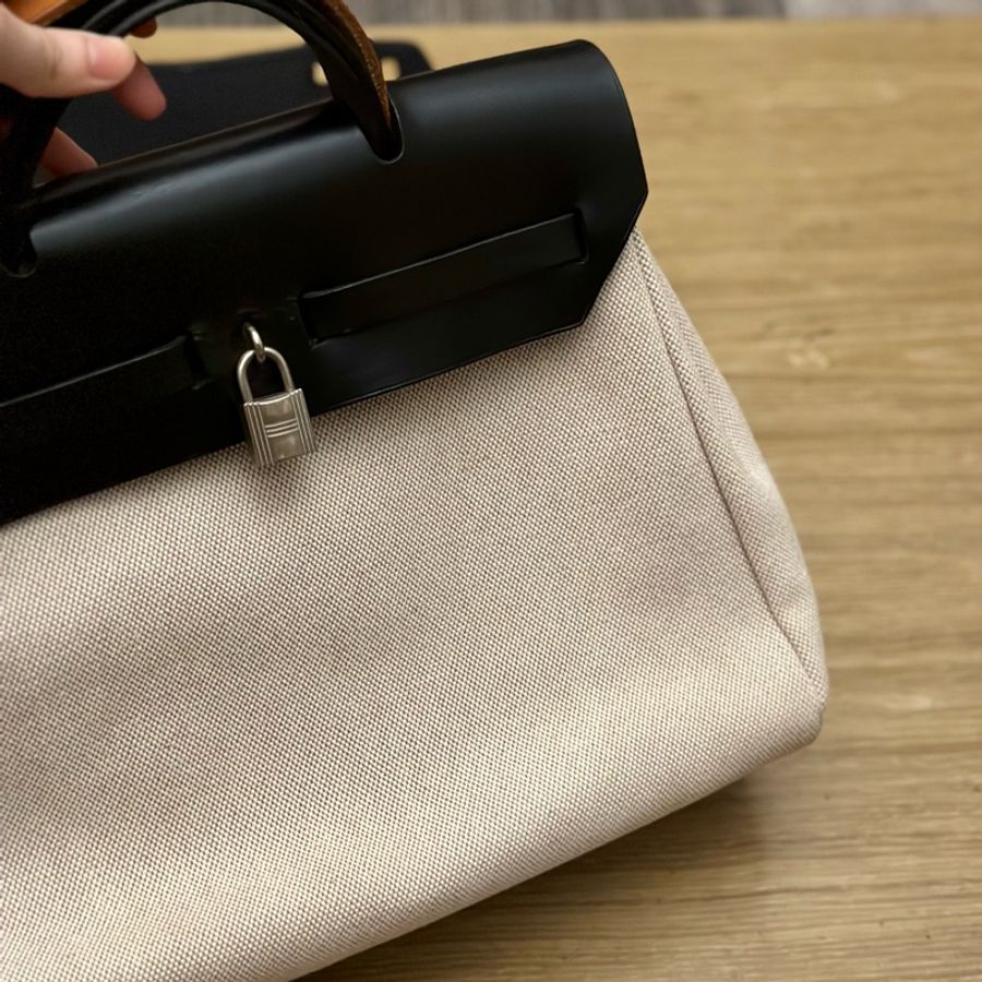 #Hermes #Herbag 31 ·#經典黑 x #熊貓配色‼️ 絕版中古款 多種背法一次滿足😍-43