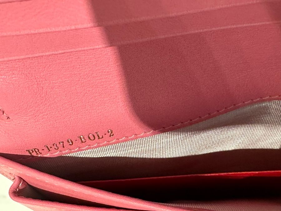 Valentino Garavani Rockstud Trifold Travel Wallet Leather(粉色鉚釘皮夾款手提包兩用)-10