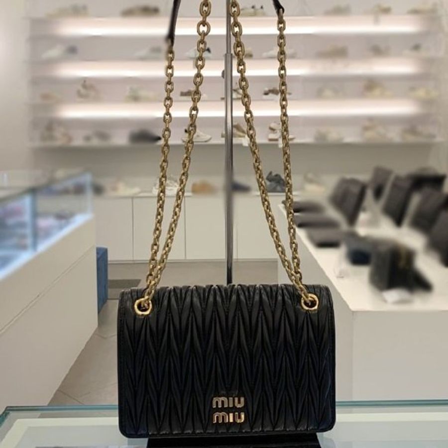 Miu Miu 5BP065 Matelasse 納帕軟皮迷你翻蓋包 黑色《2024季度新品》-2