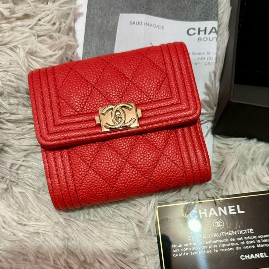🎀CHANEL 香奈兒 Boy 三摺短夾(紅色 x 荔枝紋牛皮 x 金釦)-1