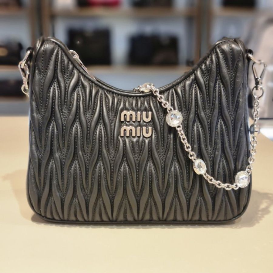 Miu Miu 5BH211 Matelasse 納帕軟皮流浪包 配珠寶鏈帶 黑色《佳節年終特賣》-7