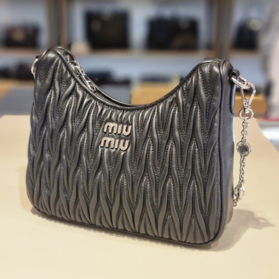 Miu Miu 5BH211 Matelasse 納帕軟皮流浪包 配珠寶鏈帶 黑色《佳節年終特賣》-9