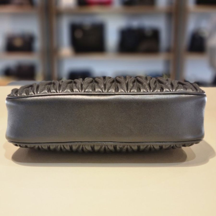 Miu Miu 5BH211 Matelasse 納帕軟皮流浪包 配珠寶鏈帶 黑色《佳節年終特賣》-12