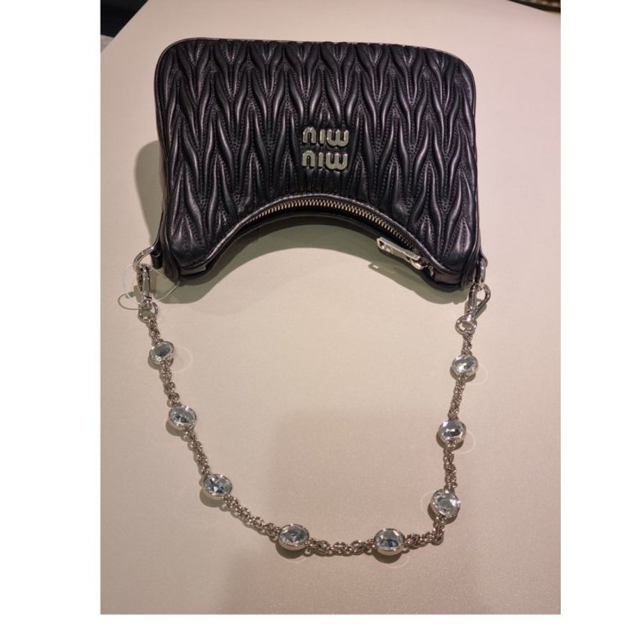 Miu Miu 5BH211 Matelasse 納帕軟皮流浪包 配珠寶鏈帶 黑色《佳節年終特賣》-13