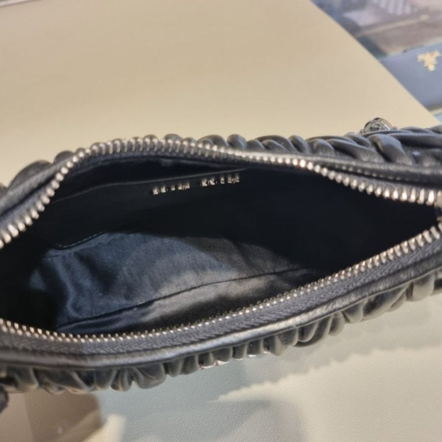 Miu Miu 5BH211 Matelasse 納帕軟皮流浪包 配珠寶鏈帶 黑色《佳節年終特賣》-14
