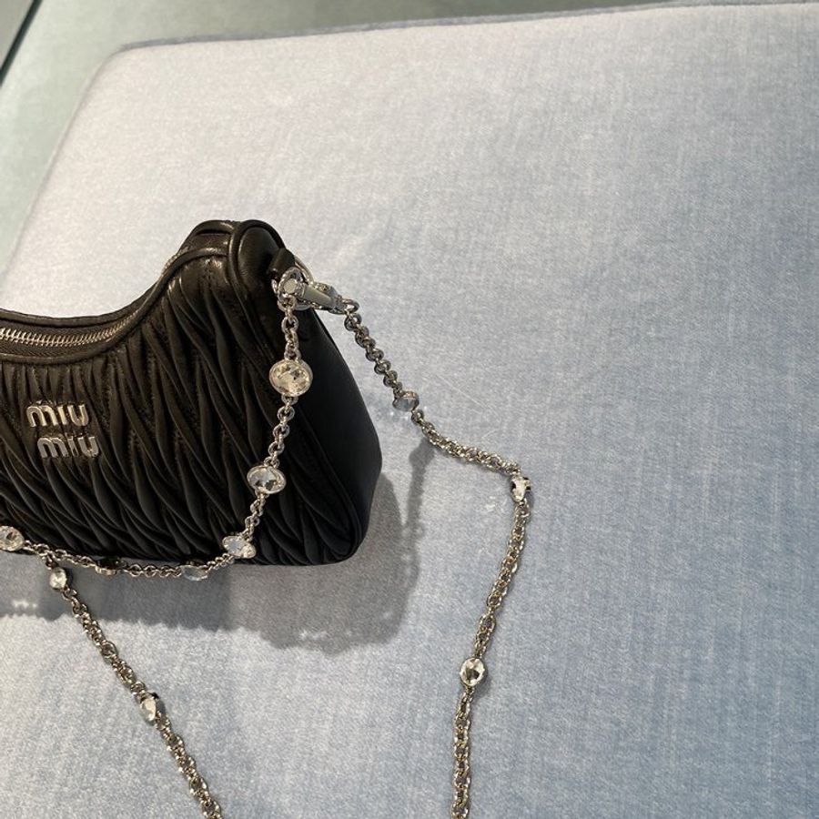 Miu Miu 5BH211 Matelasse 納帕軟皮流浪包 配珠寶鏈帶 黑色《佳節年終特賣》-5