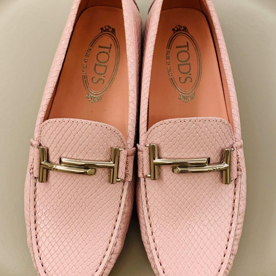 TOD’S 粉色 特殊壓蛇紋鞋面+經典銀色T bar釦飾 樂福鞋 豆豆鞋 36.5 全新-0