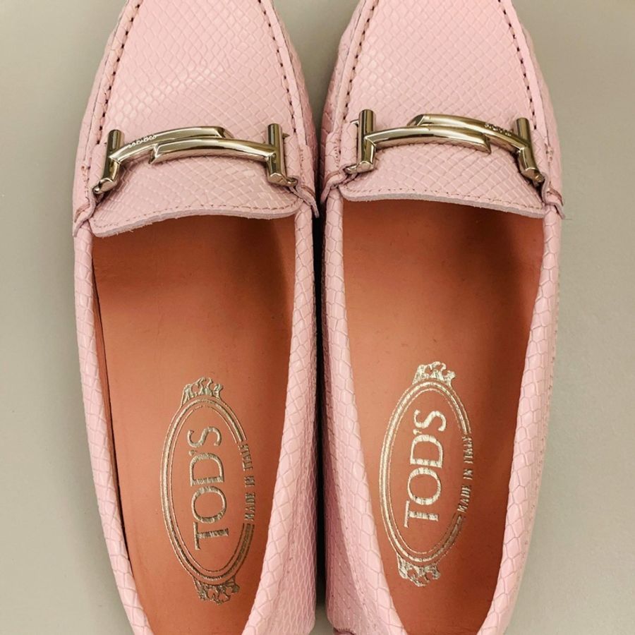 TOD’S 粉色 特殊壓蛇紋鞋面+經典銀色T bar釦飾 樂福鞋 豆豆鞋 36.5 全新-1