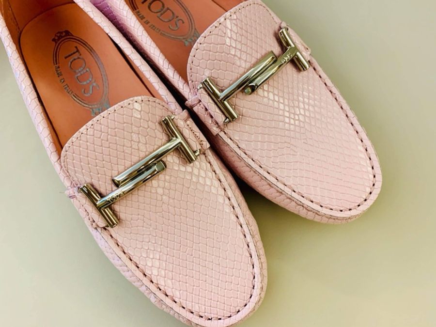 TOD’S 粉色 特殊壓蛇紋鞋面+經典銀色T bar釦飾 樂福鞋 豆豆鞋 36.5 全新-2