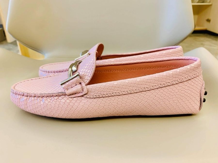 TOD’S 粉色 特殊壓蛇紋鞋面+經典銀色T bar釦飾 樂福鞋 豆豆鞋 36.5 全新-3