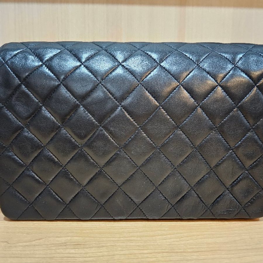 Chanel黑色尖蓋圓logo翻蓋包-4