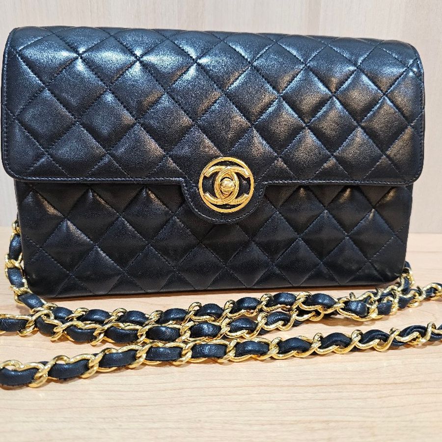 Chanel黑色尖蓋圓logo翻蓋包-6