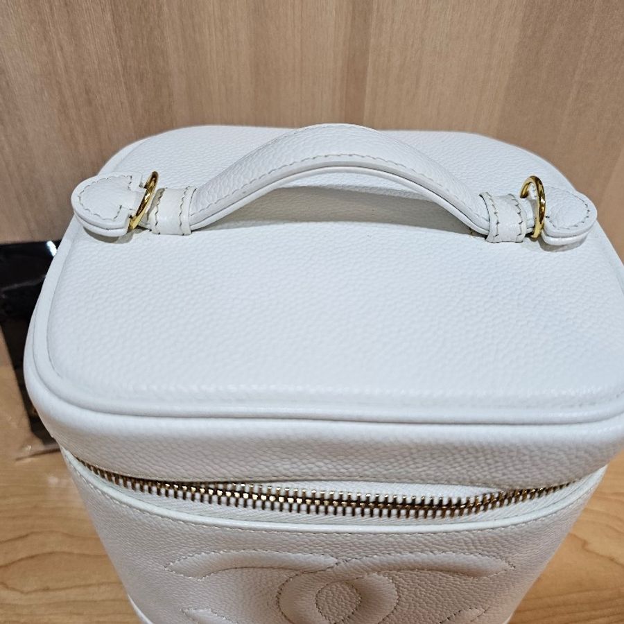Chanel-白色高筒化妝包-2