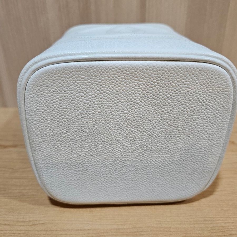 Chanel-白色高筒化妝包-3