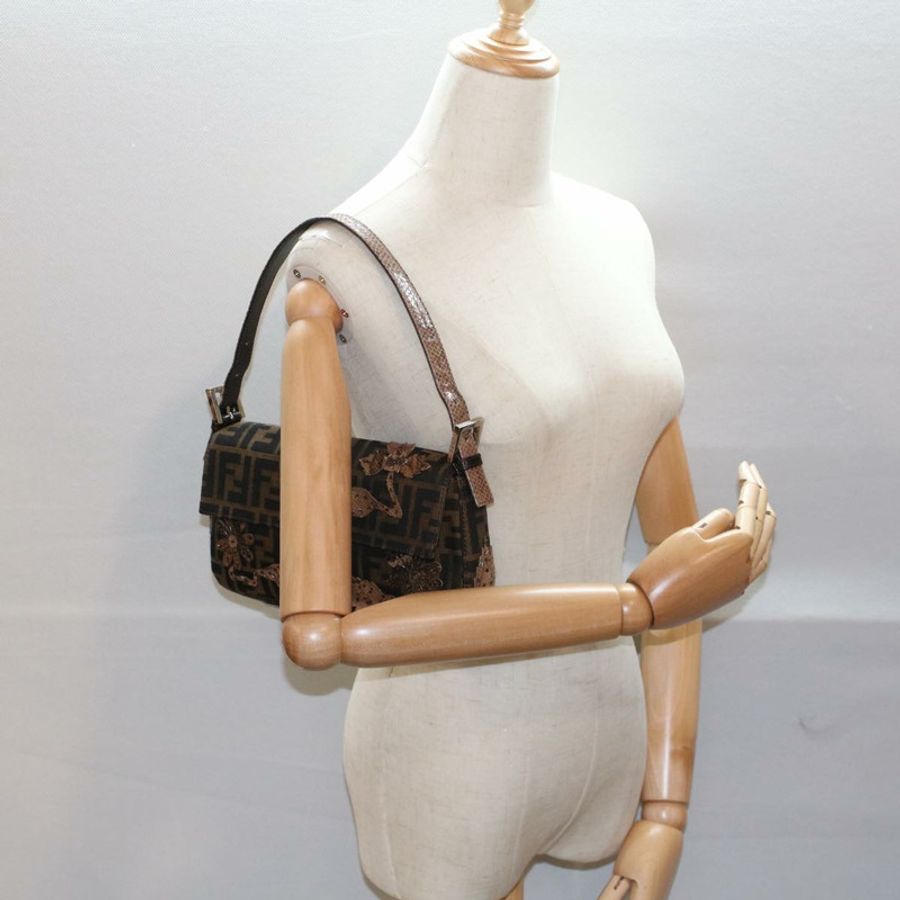 【日本直送】FENDI Zucca 帆布 Mamma Baguette 單肩包黑棕色正品 bs7953-21