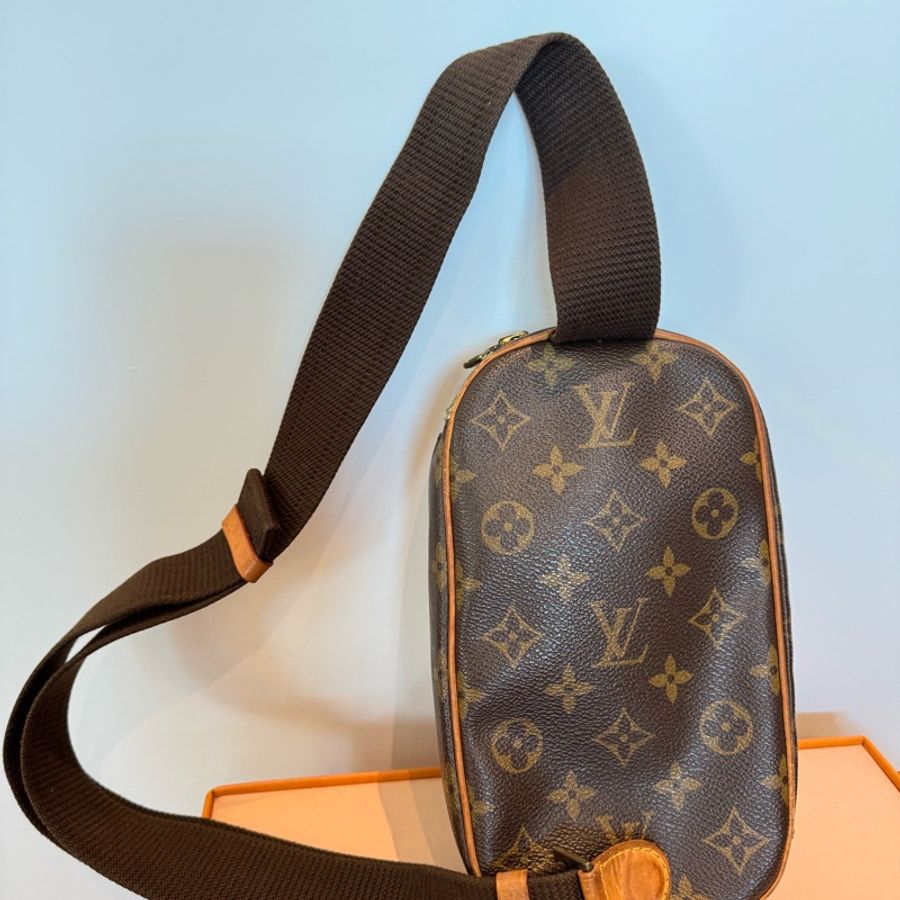 LV 路易威登 M51870 老花 胸口包斜背包-3