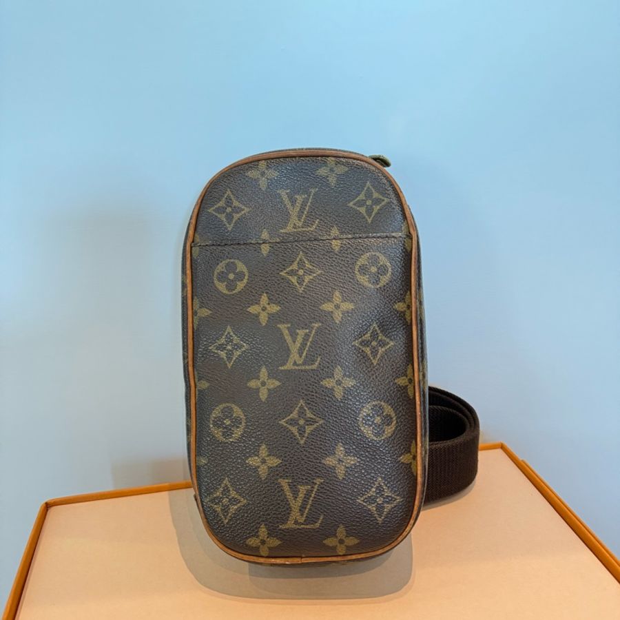 LV 路易威登 M51870 老花 胸口包斜背包-6