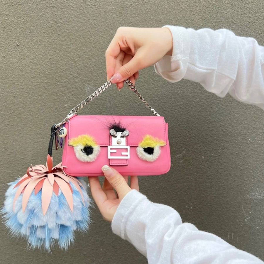 🎀 Fendi 芬迪 糖果粉小怪獸mini斜背包 小廢包-5