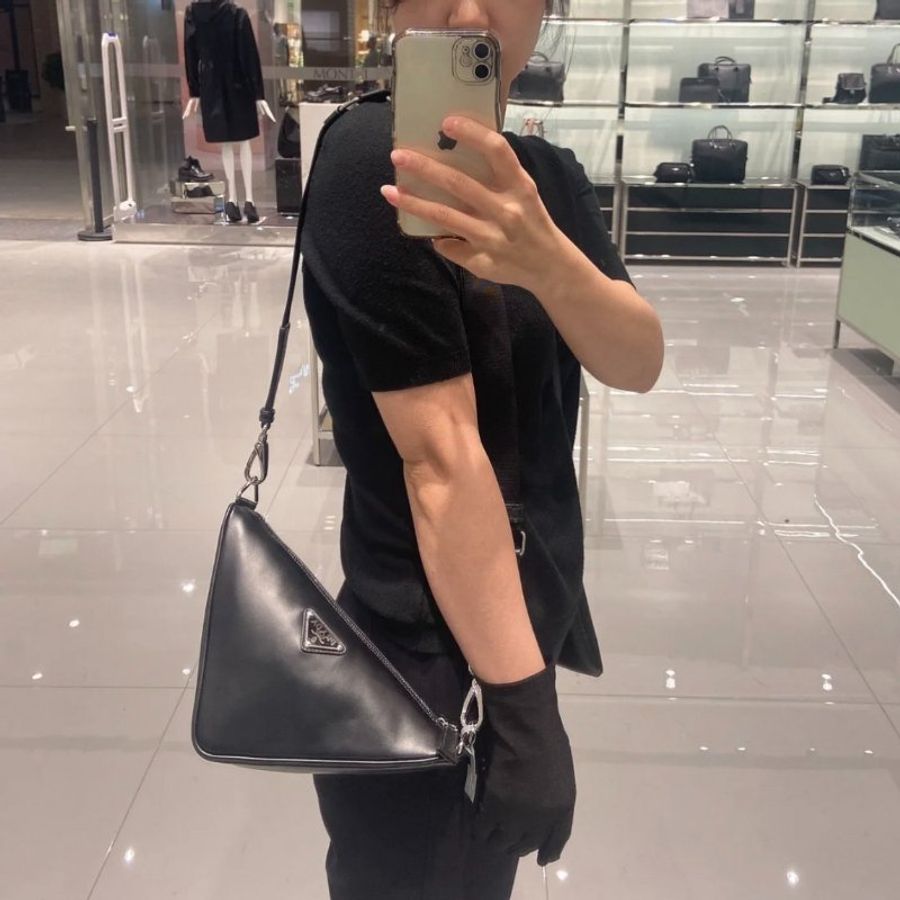 🌿春季限時降價🌿Prada 2VH155 倒三角標 皮革 Triangle 包 黑色-11