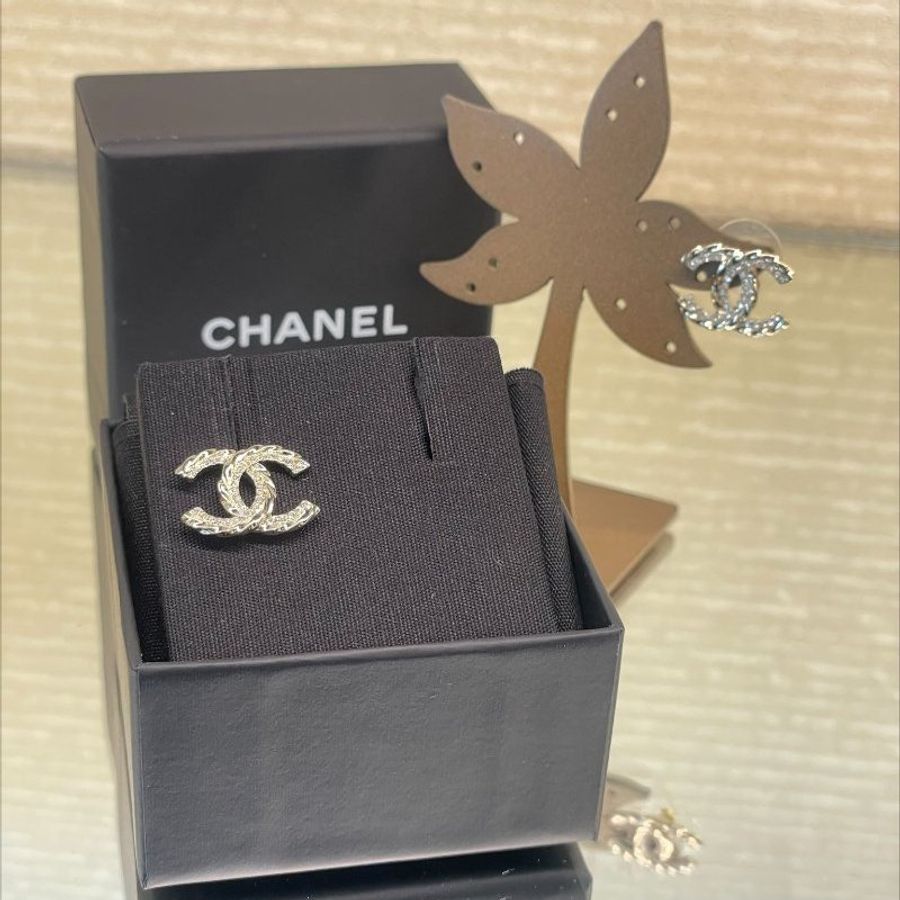 【舊愛新歡】️CHANEL-經典水鑽雙CLOGO扭轉造型穿式耳環(耳針式)-3