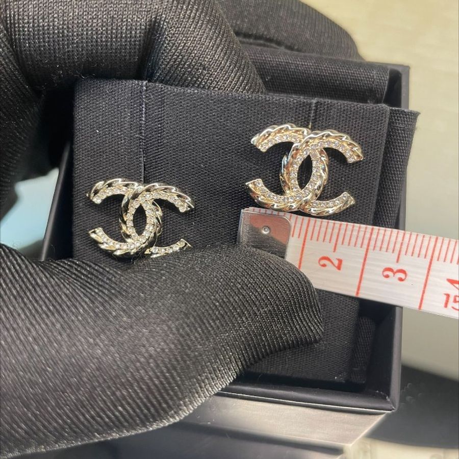 【舊愛新歡】️CHANEL-經典水鑽雙CLOGO扭轉造型穿式耳環(耳針式)-5