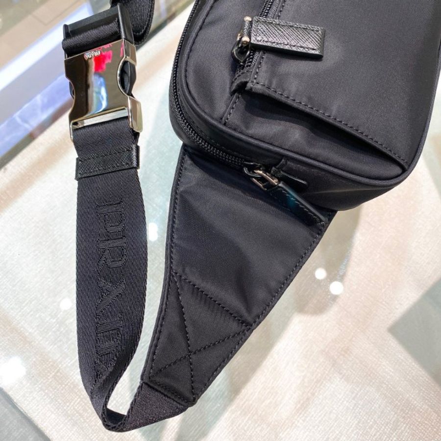 🛫當季新品🛬Prada 2VL977 再生尼龍及Saffiano皮革腰包 黑色-16