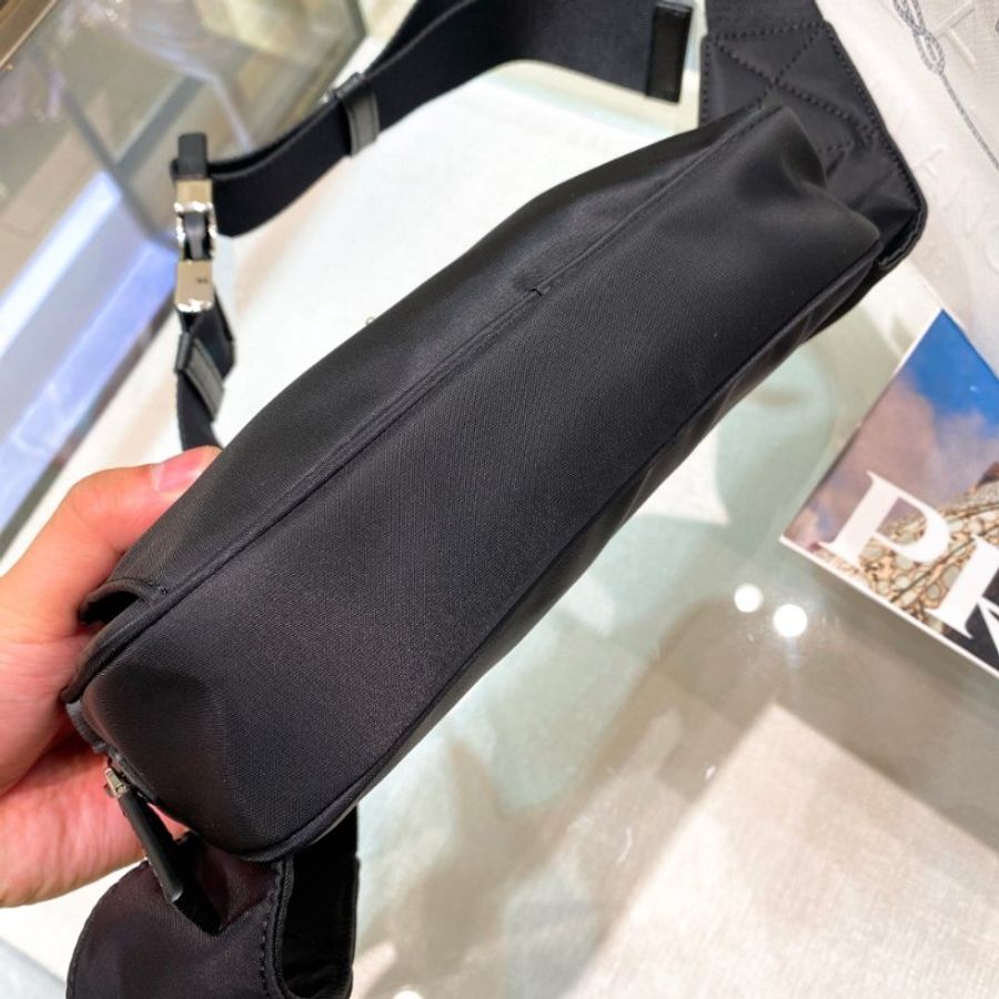 🛫當季新品🛬Prada 2VL977 再生尼龍及Saffiano皮革腰包 黑色-18