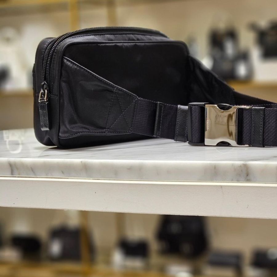🛫當季新品🛬Prada 2VL977 再生尼龍及Saffiano皮革腰包 黑色-9