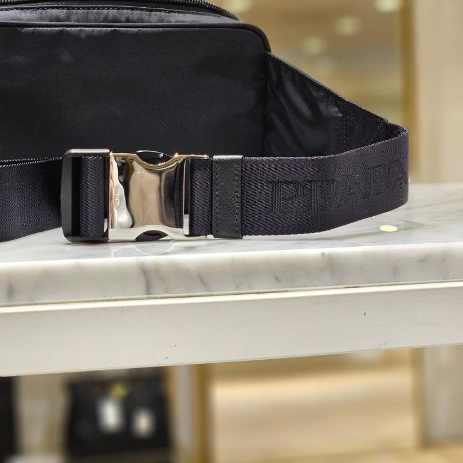 🛫當季新品🛬Prada 2VL977 再生尼龍及Saffiano皮革腰包 黑色-10