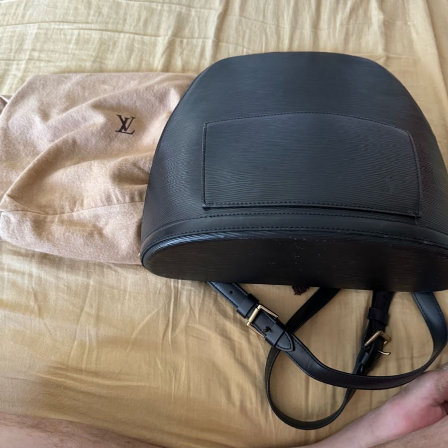 LV LouisVuitton 後背包,有一點小瑕疵,整體很新-0