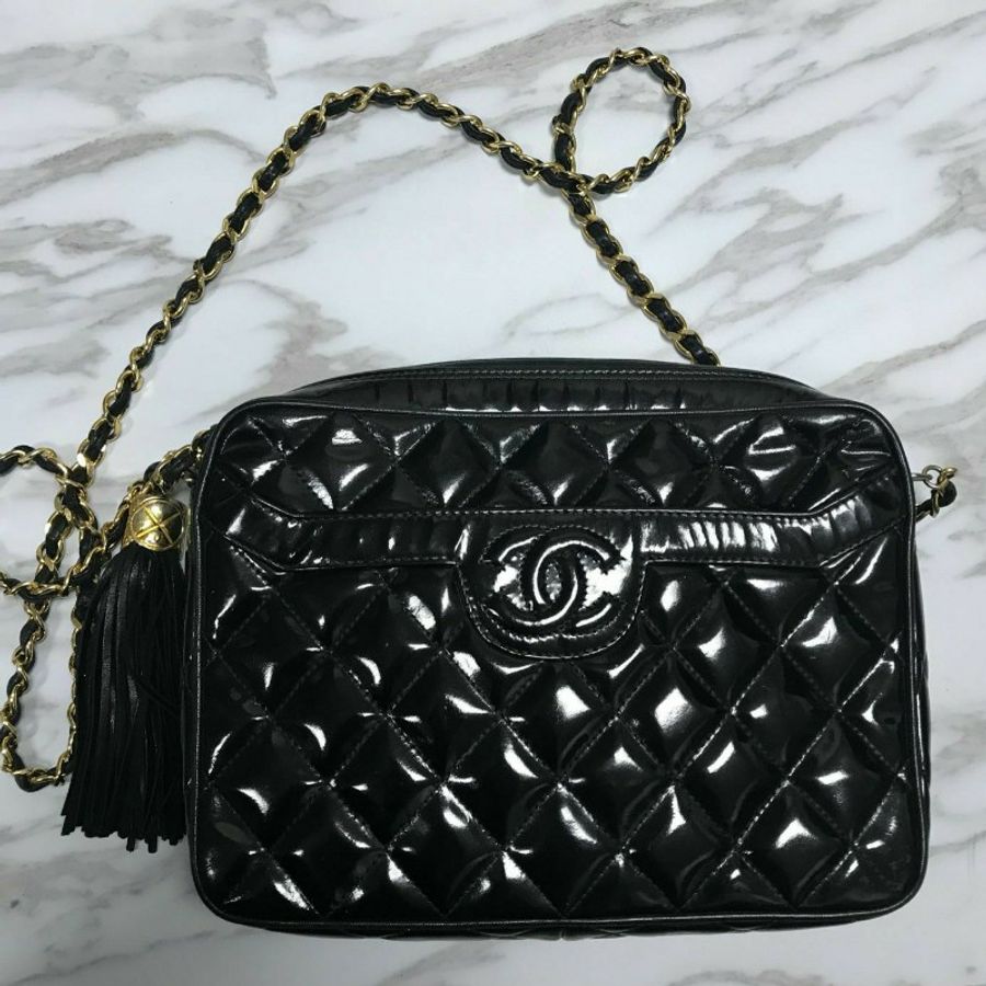 新品上架 現貨 🔥💖 ✨CHANEL甜價 ✨Chanel黑金流蘇漆皮相機鏈包 CHANEL CHAIN BAG CHANEL CROSSBODYBAG CHANEL 包包-11