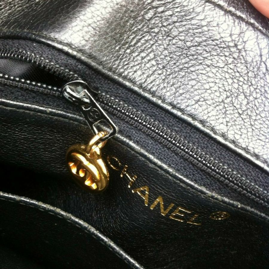 新品上架 現貨 🔥💖 ✨CHANEL甜價 ✨Chanel黑金流蘇漆皮相機鏈包 CHANEL CHAIN BAG CHANEL CROSSBODYBAG CHANEL 包包-17