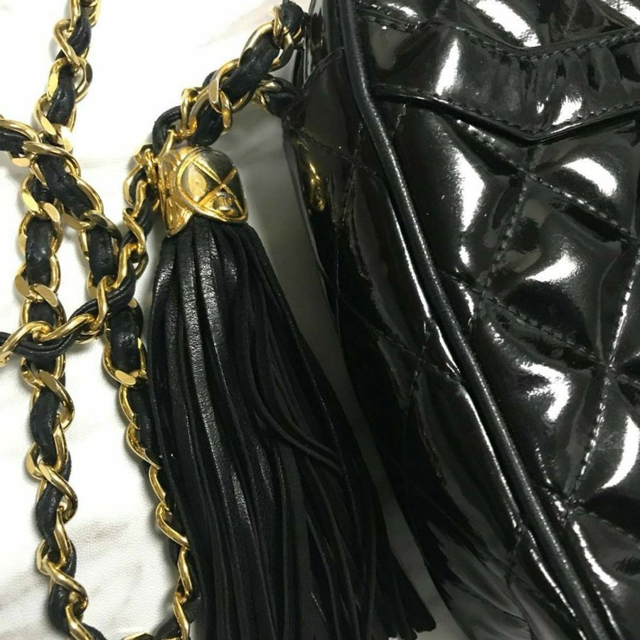 新品上架 現貨 🔥💖 ✨CHANEL甜價 ✨Chanel黑金流蘇漆皮相機鏈包 CHANEL CHAIN BAG CHANEL CROSSBODYBAG CHANEL 包包-26