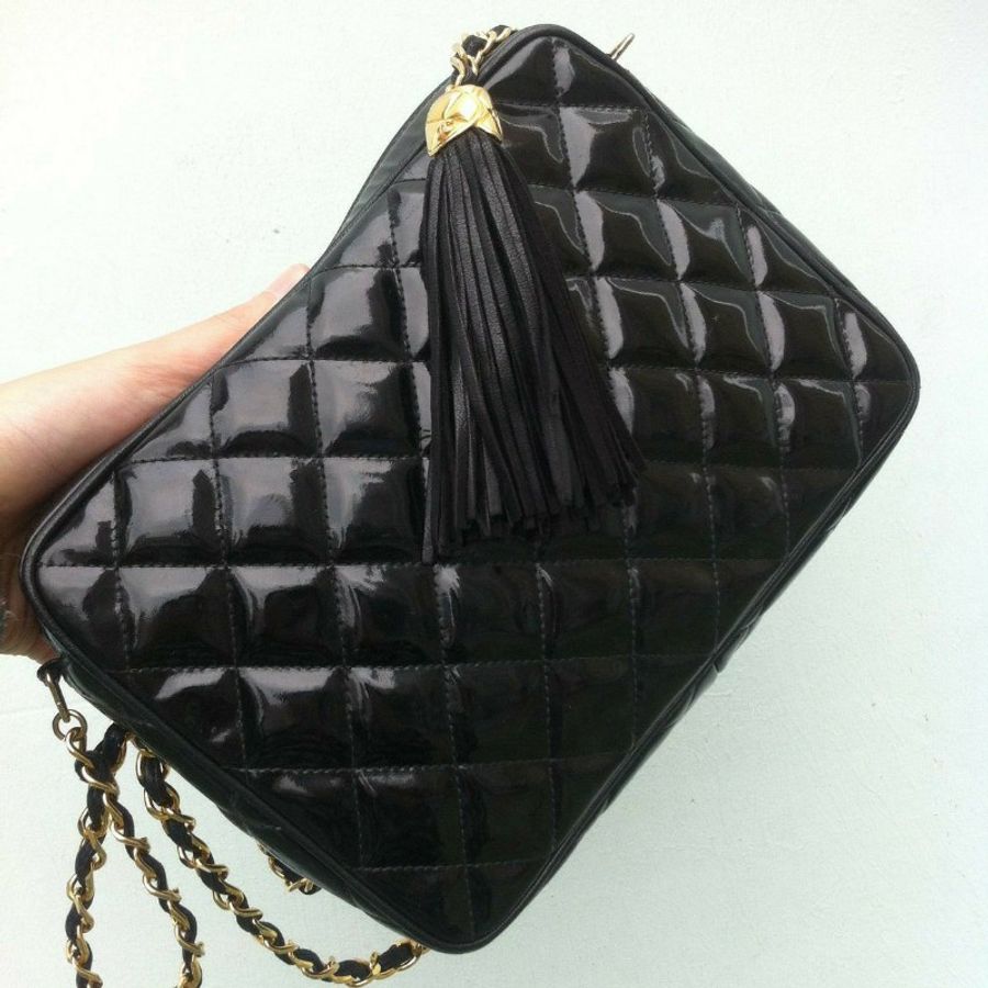 新品上架 現貨 🔥💖 ✨CHANEL甜價 ✨Chanel黑金流蘇漆皮相機鏈包 CHANEL CHAIN BAG CHANEL CROSSBODYBAG CHANEL 包包-27