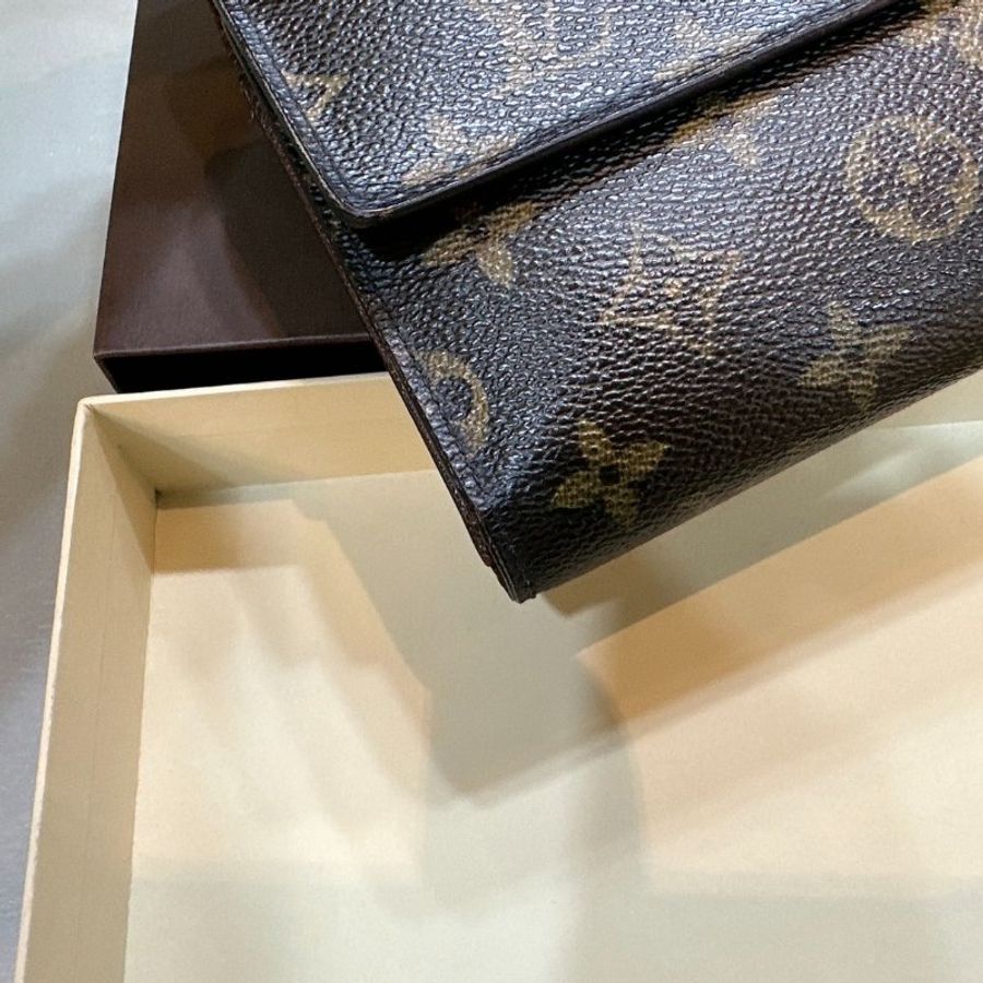 LV 經典Monogram老花扣式中夾-12