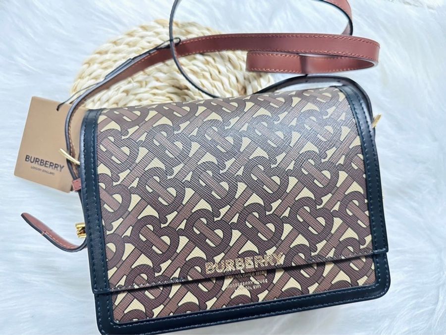BURBERRY Monogram TB 小型花押字印花環滿版磁吸包 Grace 包(馬勒棕)-0