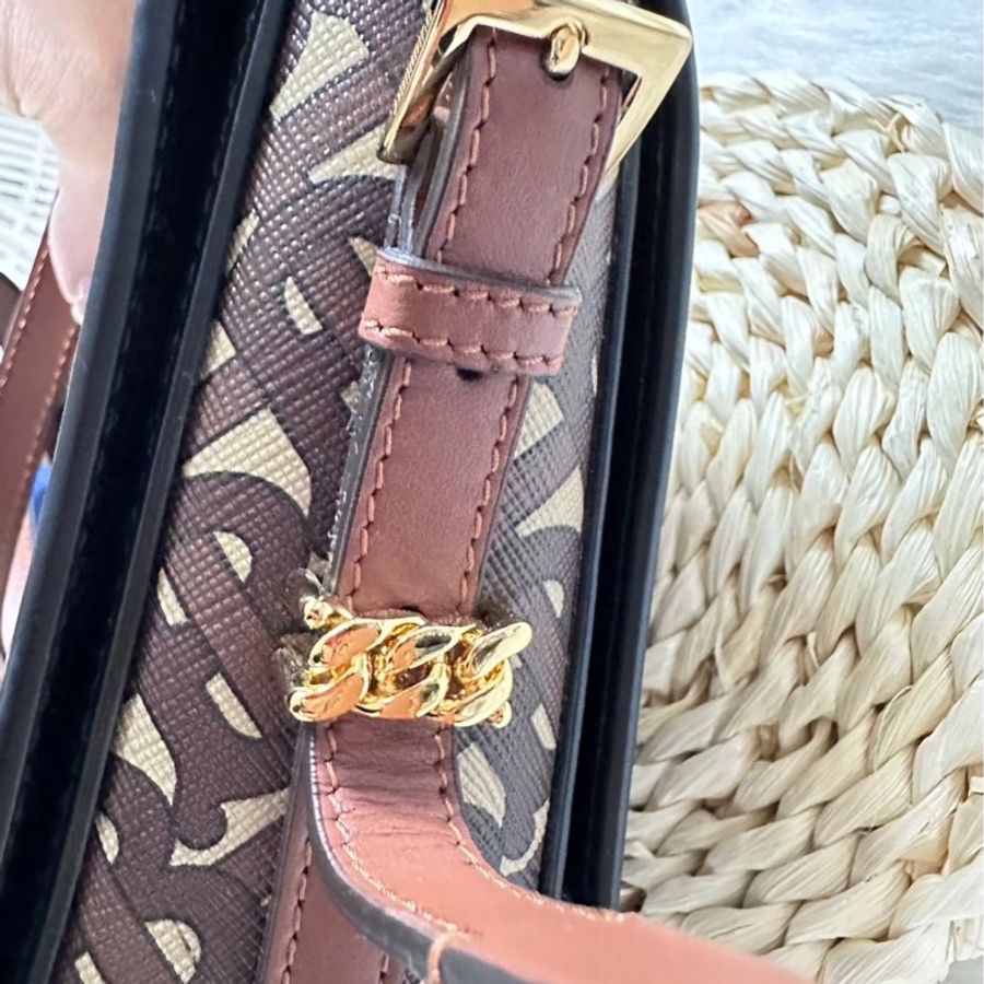 BURBERRY Monogram TB 小型花押字印花環滿版磁吸包 Grace 包(馬勒棕)-14