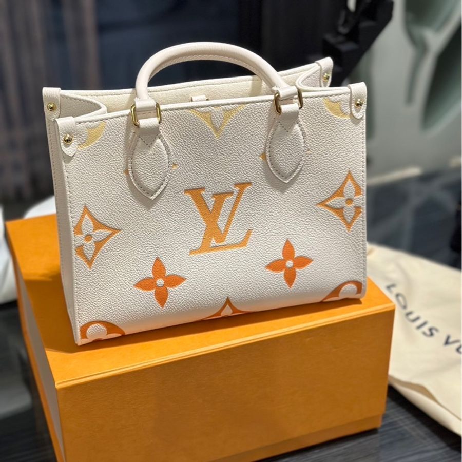 全新 LOUIS VUITTON 奶油色 LV OnTheGo PM by The Pool 手拿 斜揹包 M46513-0