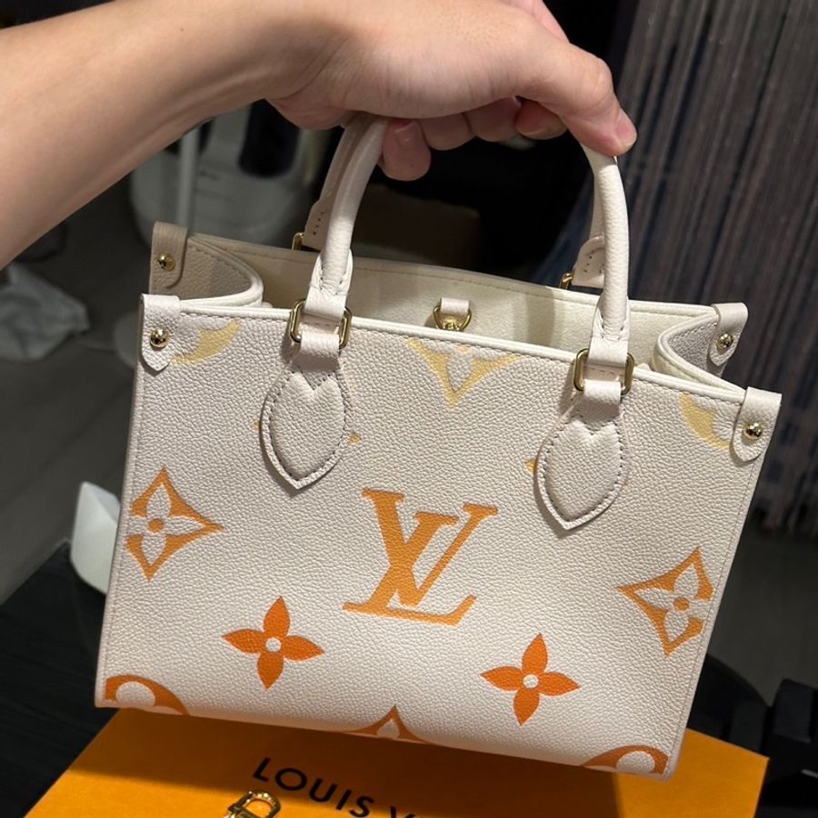 全新 LOUIS VUITTON 奶油色 LV OnTheGo PM by The Pool 手拿 斜揹包 M46513-4