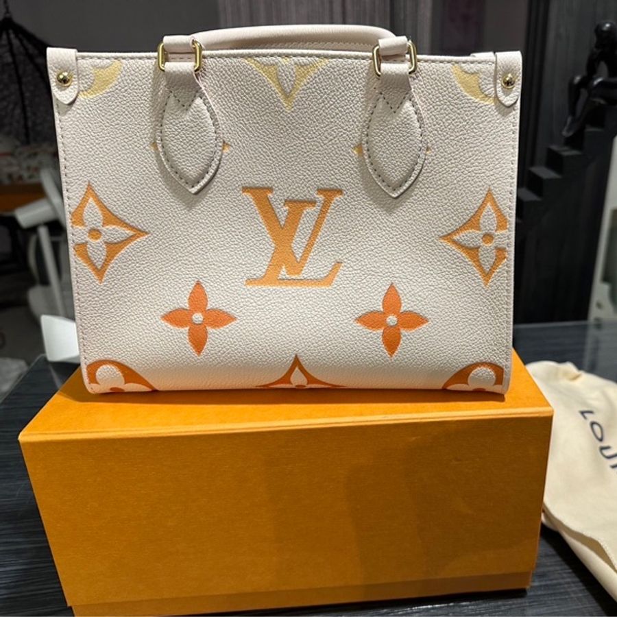 全新 LOUIS VUITTON 奶油色 LV OnTheGo PM by The Pool 手拿 斜揹包 M46513-5