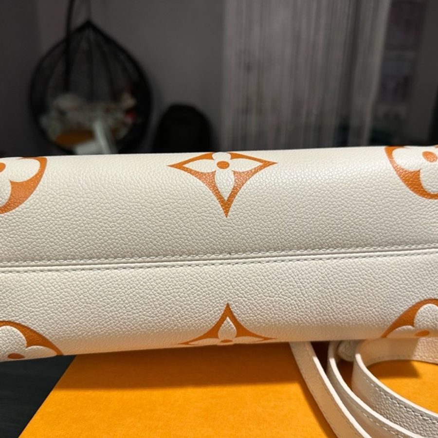 全新 LOUIS VUITTON 奶油色 LV OnTheGo PM by The Pool 手拿 斜揹包 M46513-8