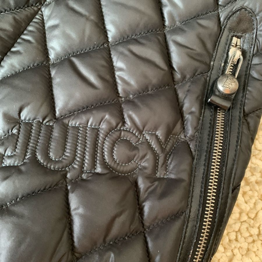 二手私物【Juicy Couture】微風獨家引進 好萊塢明星愛用品牌 超大菱格Logo刺繡太空包-2