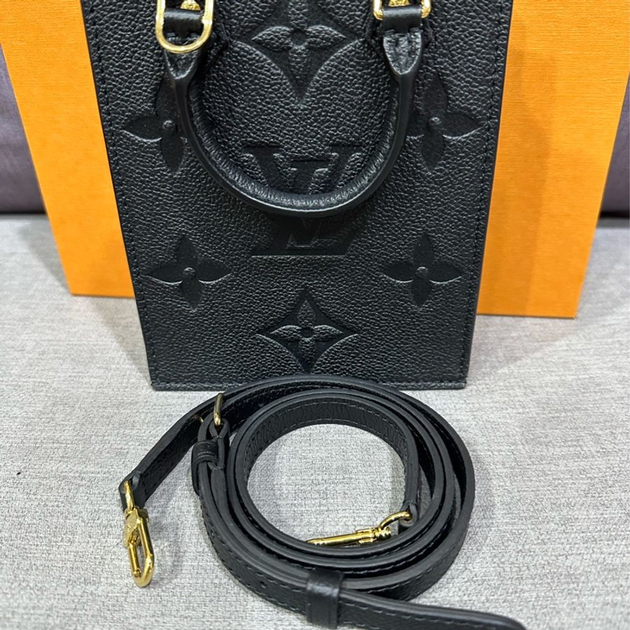 LV M81417 Petit Sac Plat黑色壓紋琴譜包-0