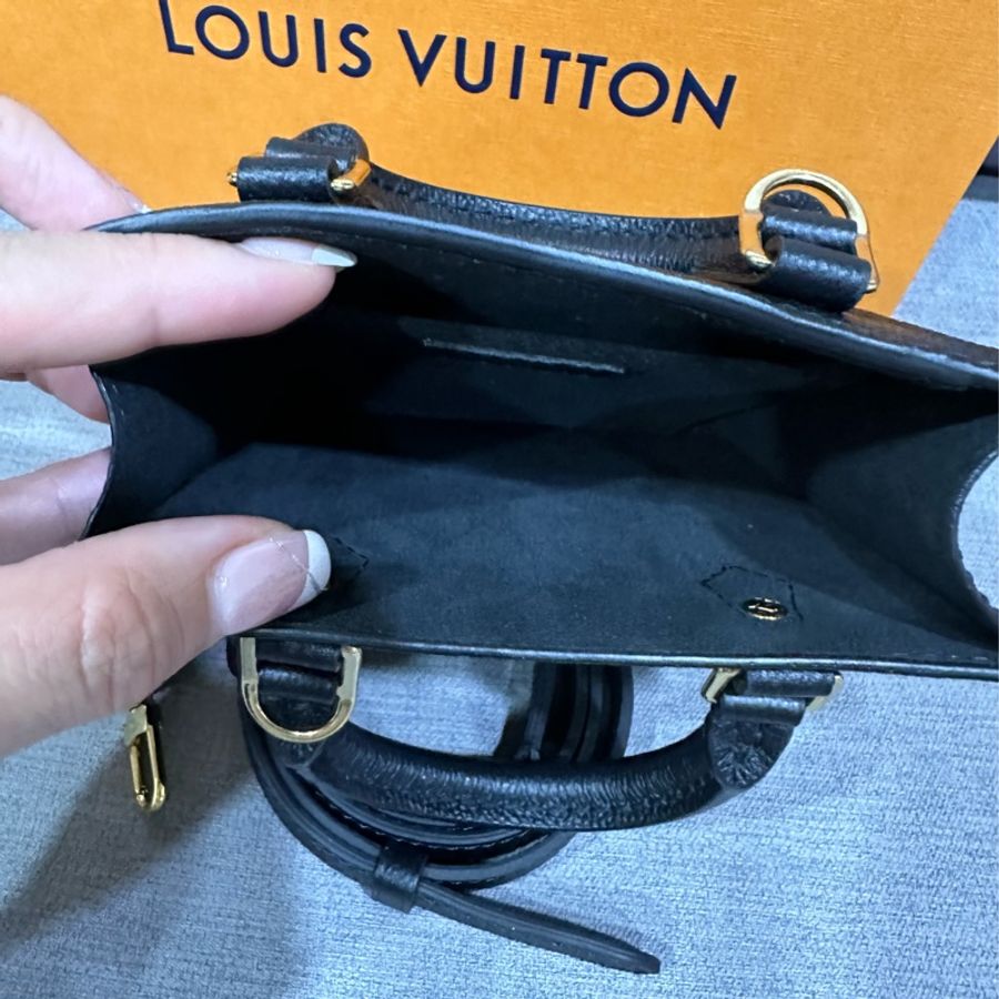 LV M81417 Petit Sac Plat黑色壓紋琴譜包-1